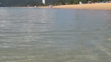 Karon Beach kum üzerinde rulo dalgalar