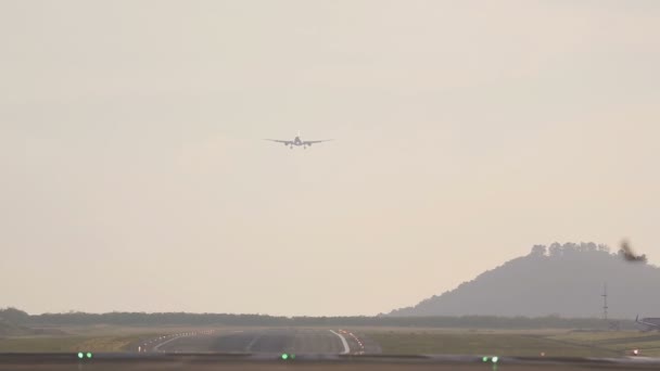 Airbus 330 närmar sig — Stockvideo