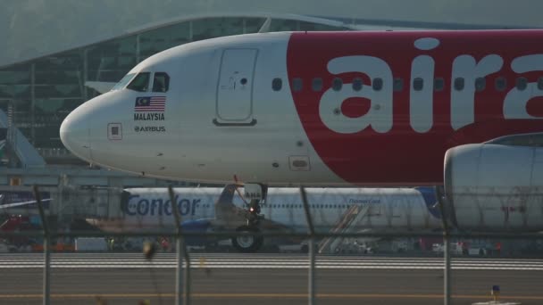 L'avion accélère sur la piste avant le décollage — Video