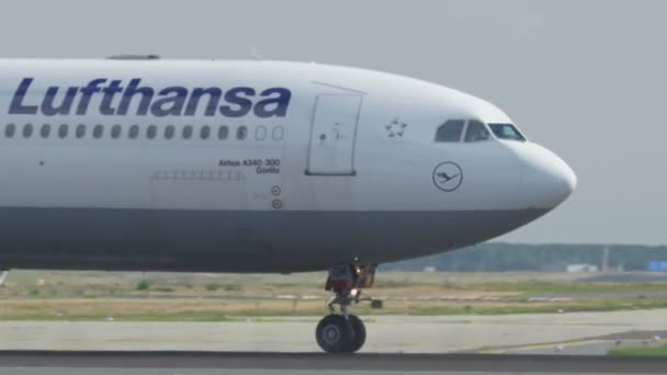 Airbus 340 versnellen vóór het opstijgen — Stockvideo