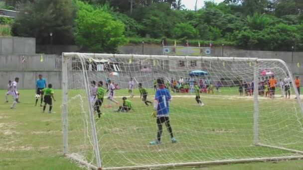 Jogo de futebol no torneio de equipes de crianças — Vídeo de Stock