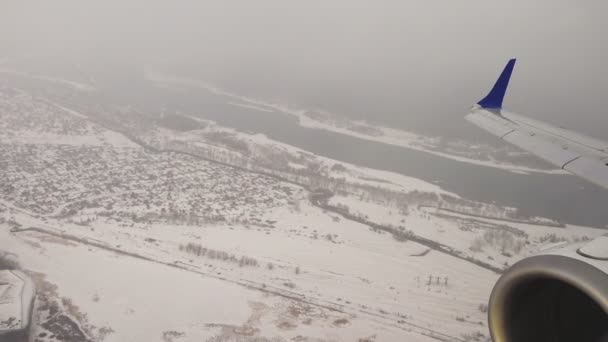 Vue de l'avion descendant sur les nuages — Video