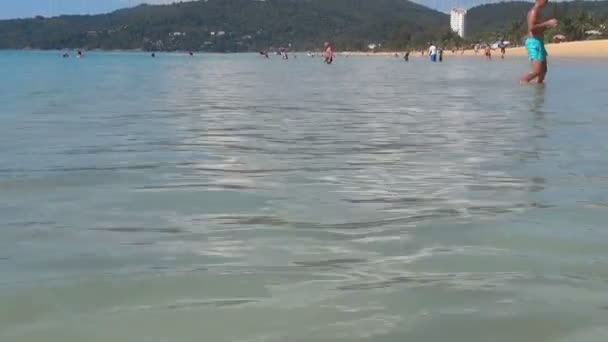 Ondas rodadas en la arena de la playa de Karon — Vídeo de stock