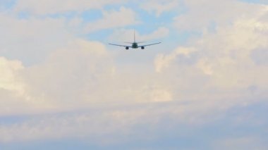 Uçak kalkıyor ve tırmanıyor.