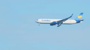 Uçak pist, açılış öncesi yaklaşıyor