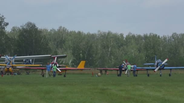 Aeroprakt A-22 і Яковлєв 52 літальні апарати — стокове відео