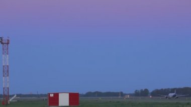 Uçak kalkıyor ve tırmanıyor.