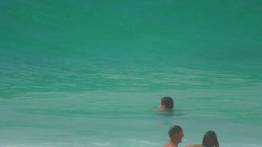 Karon Beach, Phuket üzerinde yüksek dalgalar