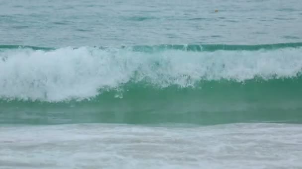 Ondas azuis roladas na areia — Vídeo de Stock