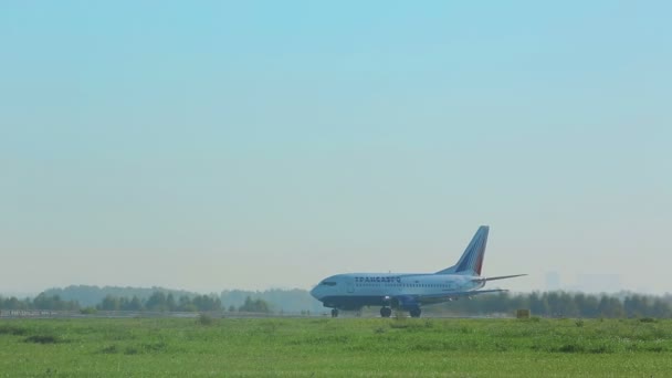 Avión en rodaje antes del despegue — Vídeos de Stock