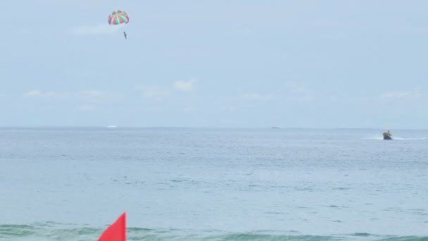 Parasailing tandem sobre o oceano em Phuket — Vídeo de Stock