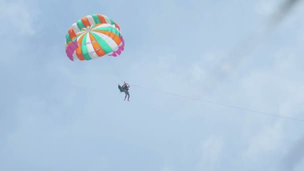 Parasailing tándem sobre el océano en Phuket — Vídeos de Stock