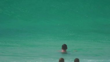 Karon Beach, Phuket üzerinde yüksek dalgalar