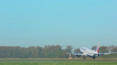 Kalkış uçak hızlandırır ve