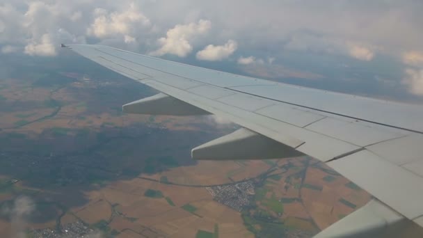 Luchtfoto van het vliegtuig op cumulus wolken — Stockvideo