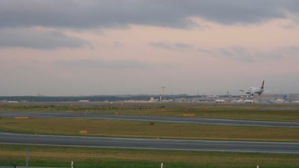 Airplane landing in Frankfurt — Stock Video