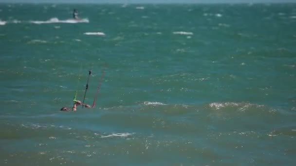 Kite surfer in Oceaan — Stockvideo