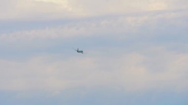 Uçak kalkıyor ve tırmanıyor.