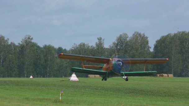 Biplano Antonov-2 in decollo — Video Stock