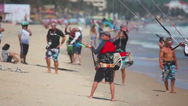 Mehr Kitesurfer am Mui ne Beach — Stockvideo