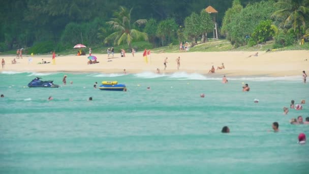 Azuurblauwe golven gerold op het zand van het Karon strand — Stockvideo