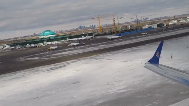 Vliegtuig opstijgen van Astana International Airport — Stockvideo