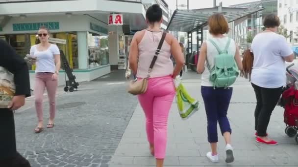 Passeggiando per la città dopo lo shopping — Video Stock