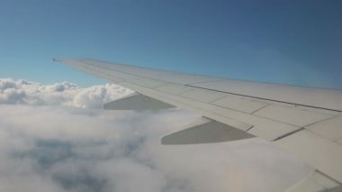 Kümülüs bulutlar üzerinde uçaktan havadan görünümü