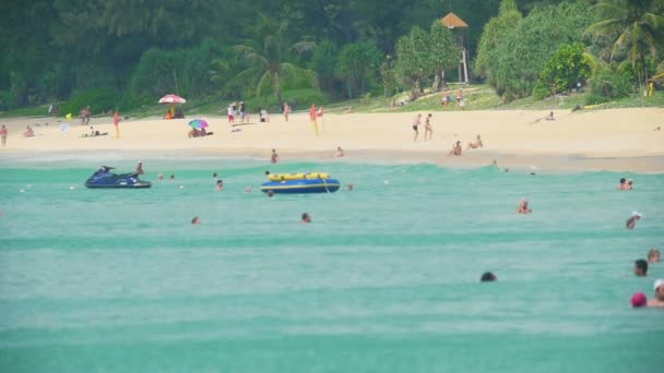 Azuurblauwe golven gerold op het zand van het Karon strand — Stockvideo