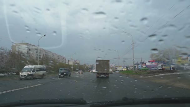 Gotas de lluvia en el parabrisas del coche — Vídeos de Stock