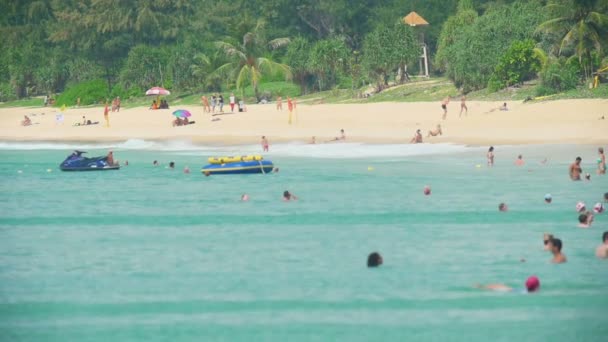 Ondas azules rodaron sobre la arena de la playa de Karon — Vídeos de Stock