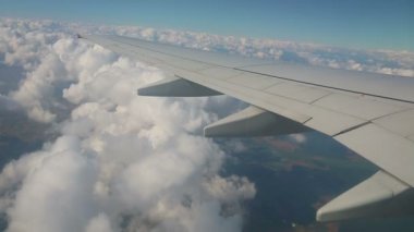 Kümülüs bulutlar üzerinde uçaktan havadan görünümü