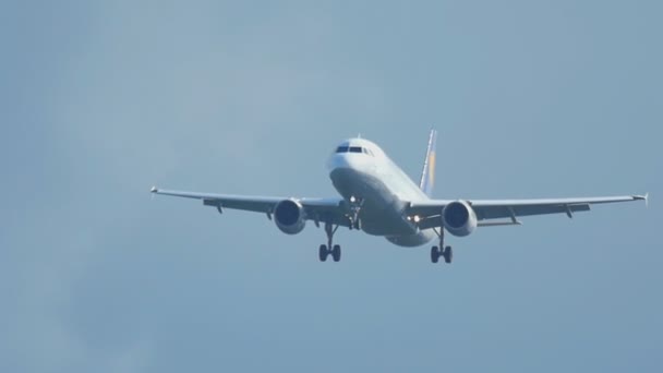 Airbus 320 en approche — Video