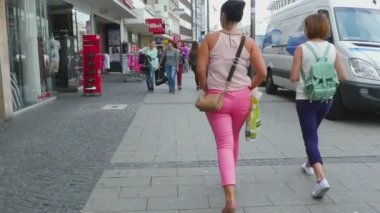 Şehrin içinden alışveriş sonra yürüyüş