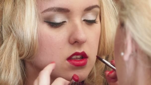 Maquillaje para sesión de fotos — Vídeo de stock