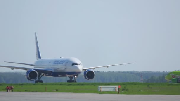 Boeing 777 kołowania na pas startowy na parking po wylądowaniu — Wideo stockowe