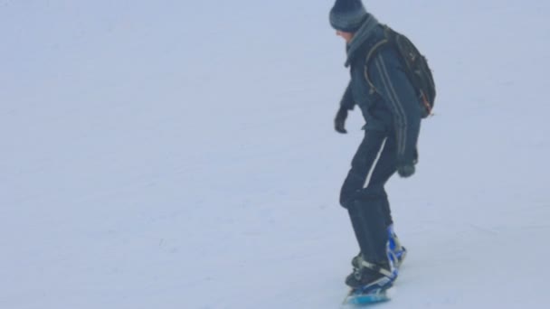 Snowboard en el parque de invierno — Vídeo de stock
