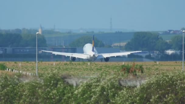 Airbus 320 naderen en de landing — Stockvideo