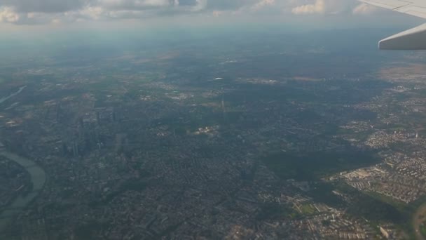 Vista aérea desde el avión en las nubes cúmulos — Vídeo de stock