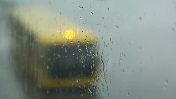 Regentropfen auf das Glas am Flughafen — Stockvideo