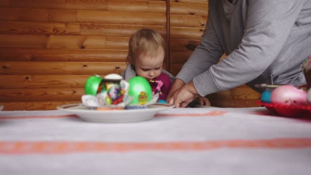 Petit déjeuner de Pâques avec œufs peints — Video