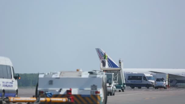 波音 777 飞机着陆后在跑道上滑行到停车场 — 图库视频影像