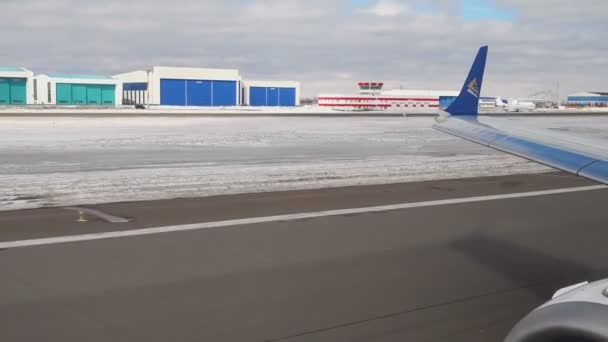 Flugzeug hebt vom internationalen Flughafen astana ab — Stockvideo