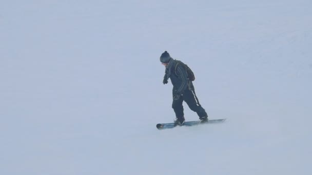 Snowboarden im Winterpark — Stockvideo