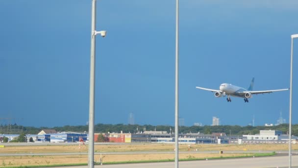 Airbus 330 Oman Atterrissage aérien — Video