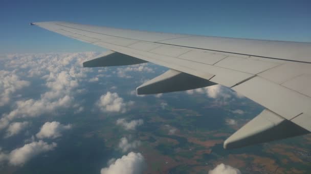 Вид с воздуха с самолета на кучевые облака — стоковое видео