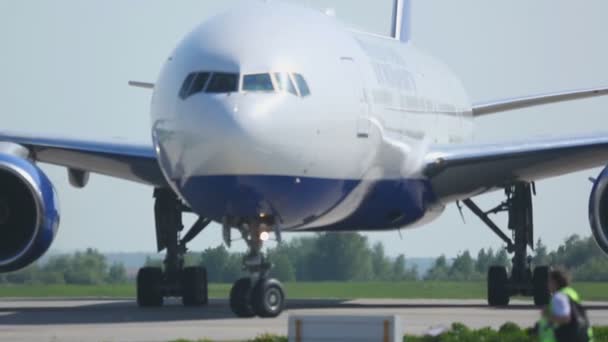 Boeing 777 rodaje en la pista de aterrizaje al estacionamiento después de aterrizar — Vídeos de Stock