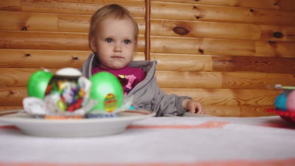 Пасхальный завтрак с окрашенными яйцами — стоковое видео