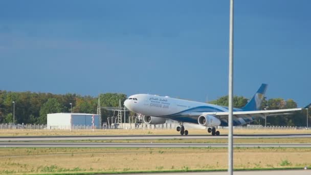 Airbus 330 Oman Air landning — Stockvideo