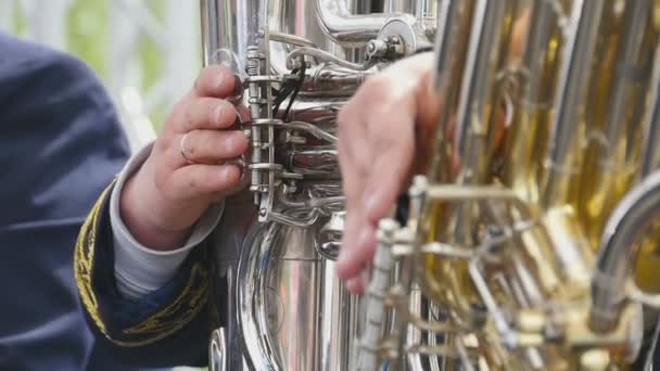 Muzikanten spelen op de gouden tubas — Stockvideo